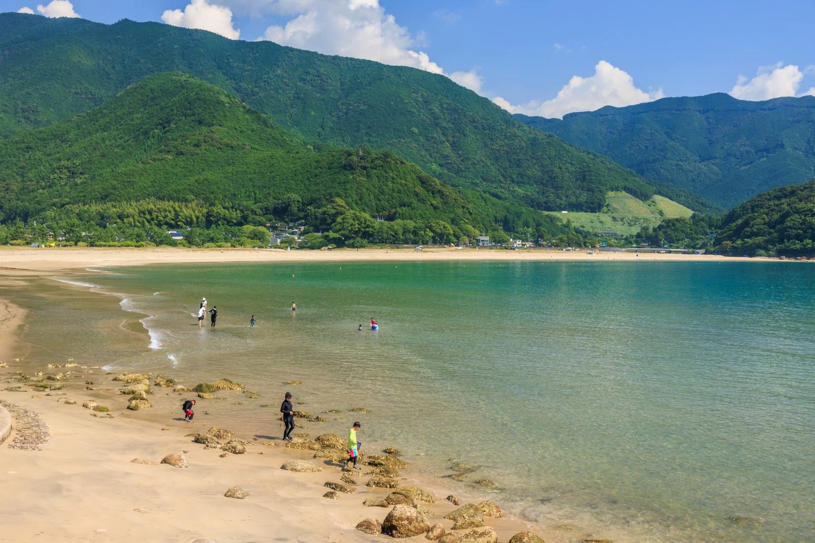 無料壁紙 海水浴を楽しむ人。PCとデスクトップ壁紙に最適な4K高画質の無料壁紙。三重県熊野市の新鹿海水浴場で撮影したフリー写真素材