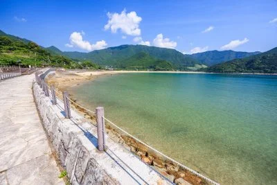 無料壁紙 大駐車場の遊歩道から眺める海。PCとデスクトップ壁紙に最適な4K高画質の無料壁紙。三重県熊野市の新鹿海水浴場で撮影したフリー写真素材