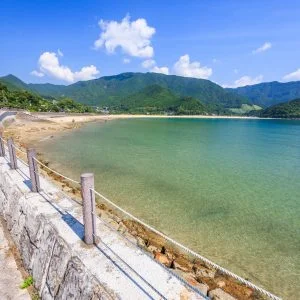 無料壁紙 大駐車場の遊歩道から眺める海。PCとデスクトップ壁紙に最適な4K高画質の無料壁紙。三重県熊野市の新鹿海水浴場で撮影したフリー写真素材