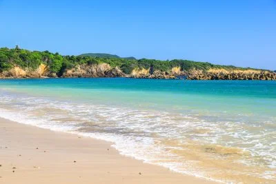 無料壁紙 白波と青い海。PCとデスクトップ壁紙に最適な4K高画質の無料壁紙。三重県鳥羽市の千鳥ヶ浜海水浴場で撮影したフリー写真素材