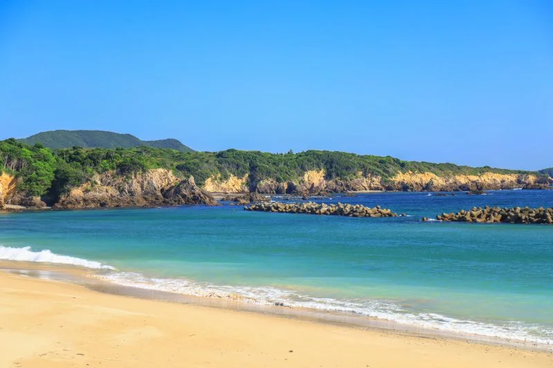 無料壁紙 海開き後の静かなビーチ。PCとデスクトップ壁紙に最適な4K高画質の無料壁紙。三重県鳥羽市の千鳥ヶ浜海水浴場で撮影したフリー写真素材