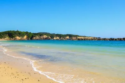 無料壁紙 透明度抜群のビーチ。PCとデスクトップ壁紙に最適な4K高画質の無料壁紙。三重県鳥羽市の千鳥ヶ浜海水浴場で撮影したフリー写真素材