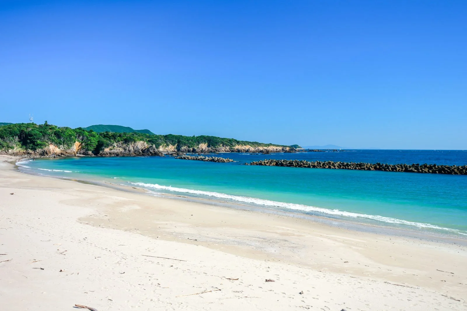 無料壁紙 白浜とエメラルドグリーンの海。PCとデスクトップ壁紙に最適な4K高画質の無料壁紙。三重県鳥羽市の千鳥ヶ浜海水浴場で撮影したフリー写真素材