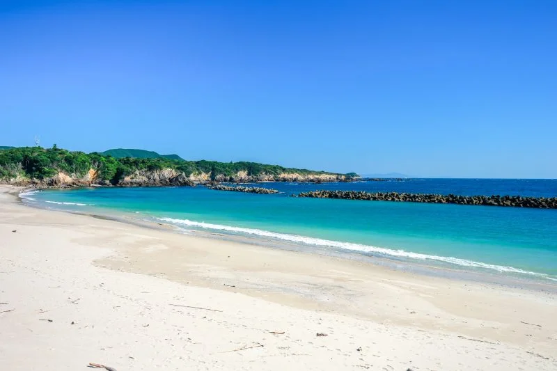 無料壁紙 白浜とエメラルドグリーンの海。PCとデスクトップ壁紙に最適な4K高画質の無料壁紙。三重県鳥羽市の千鳥ヶ浜海水浴場で撮影したフリー写真素材