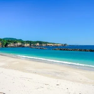 無料壁紙 白浜とエメラルドグリーンの海。PCとデスクトップ壁紙に最適な4K高画質の無料壁紙。三重県鳥羽市の千鳥ヶ浜海水浴場で撮影したフリー写真素材