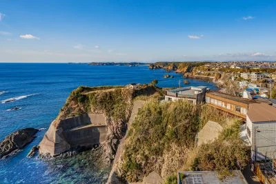 無料壁紙 崖っぷちの絶景。PCとデスクトップ壁紙に最適な4K高画質の無料壁紙。三重県志摩市の大王埼灯台で撮影したフリー写真素材