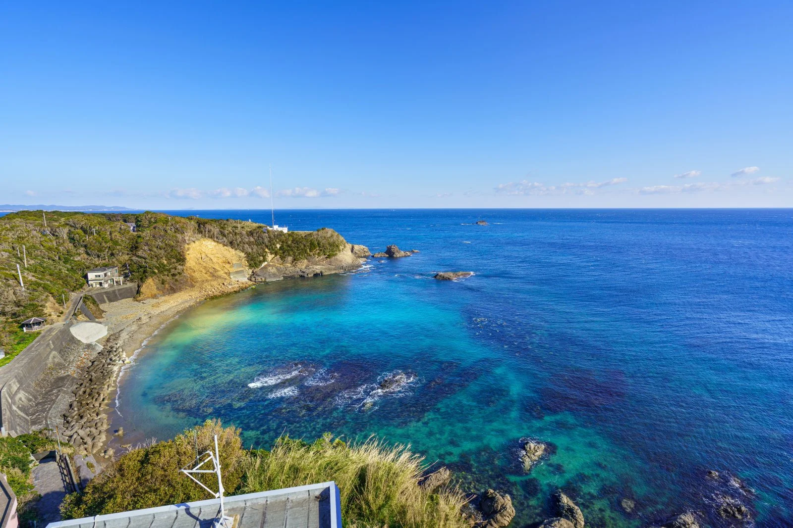 無料壁紙 絶景のオーシャンビュー。PCとデスクトップ壁紙に最適な4K高画質の無料壁紙。三重県志摩市の大王埼灯台で撮影したフリー写真素材