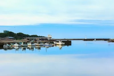 無料壁紙 波切漁港リフレクション。PCとデスクトップ壁紙に最適な4K高画質の無料壁紙。三重県志摩市の大王埼灯台で撮影したフリー写真素材