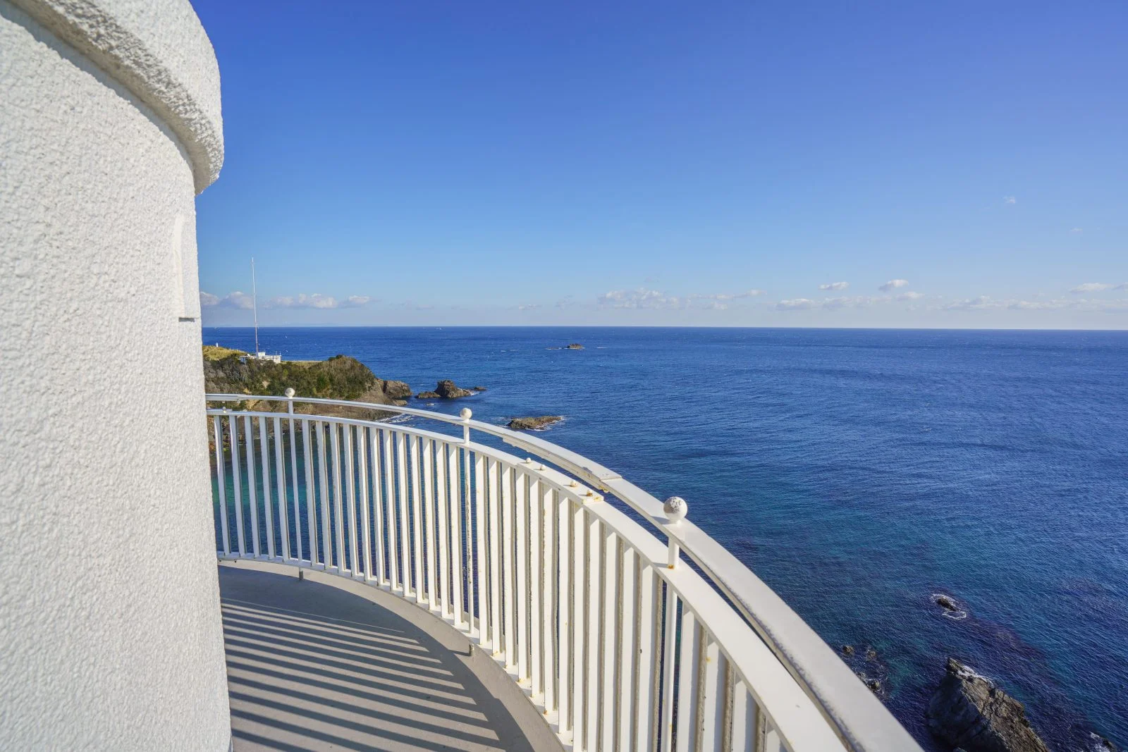 無料壁紙 灯台の展望エリア。PCとデスクトップ壁紙に最適な4K高画質の無料壁紙。三重県志摩市の大王埼灯台で撮影したフリー写真素材