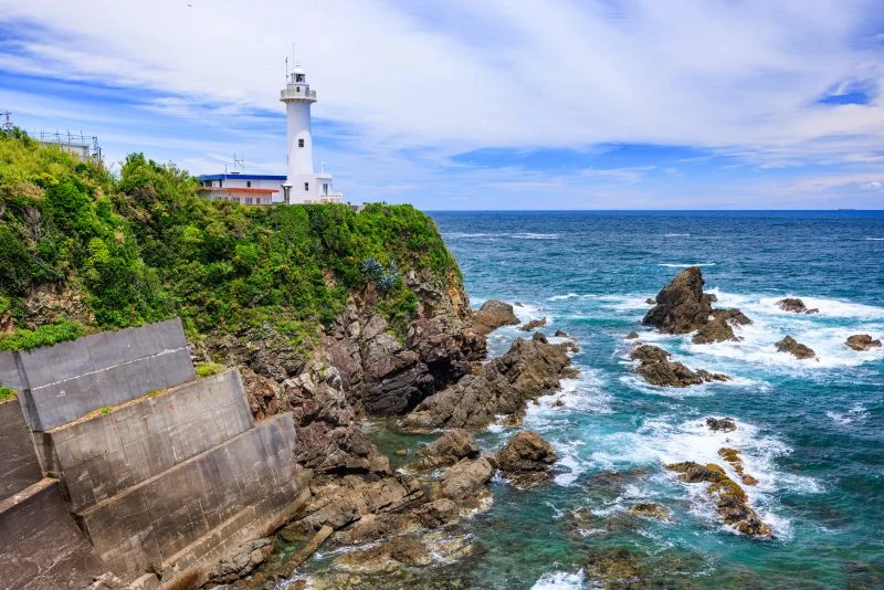 無料壁紙 八幡さん公園から眺める灯台。PCとデスクトップ壁紙に最適な4K高画質の無料壁紙。三重県志摩市の大王埼灯台で撮影したフリー写真素材