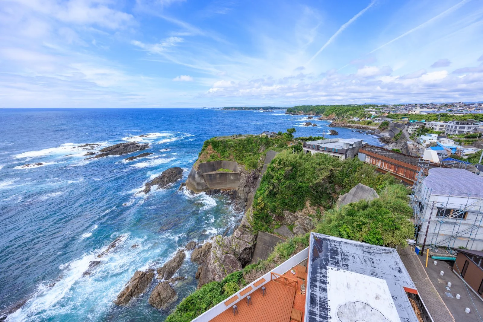 無料壁紙 灯台から眺める初夏の大王町。PCとデスクトップ壁紙に最適な4K高画質の無料壁紙。三重県志摩市の大王埼灯台で撮影したフリー写真素材