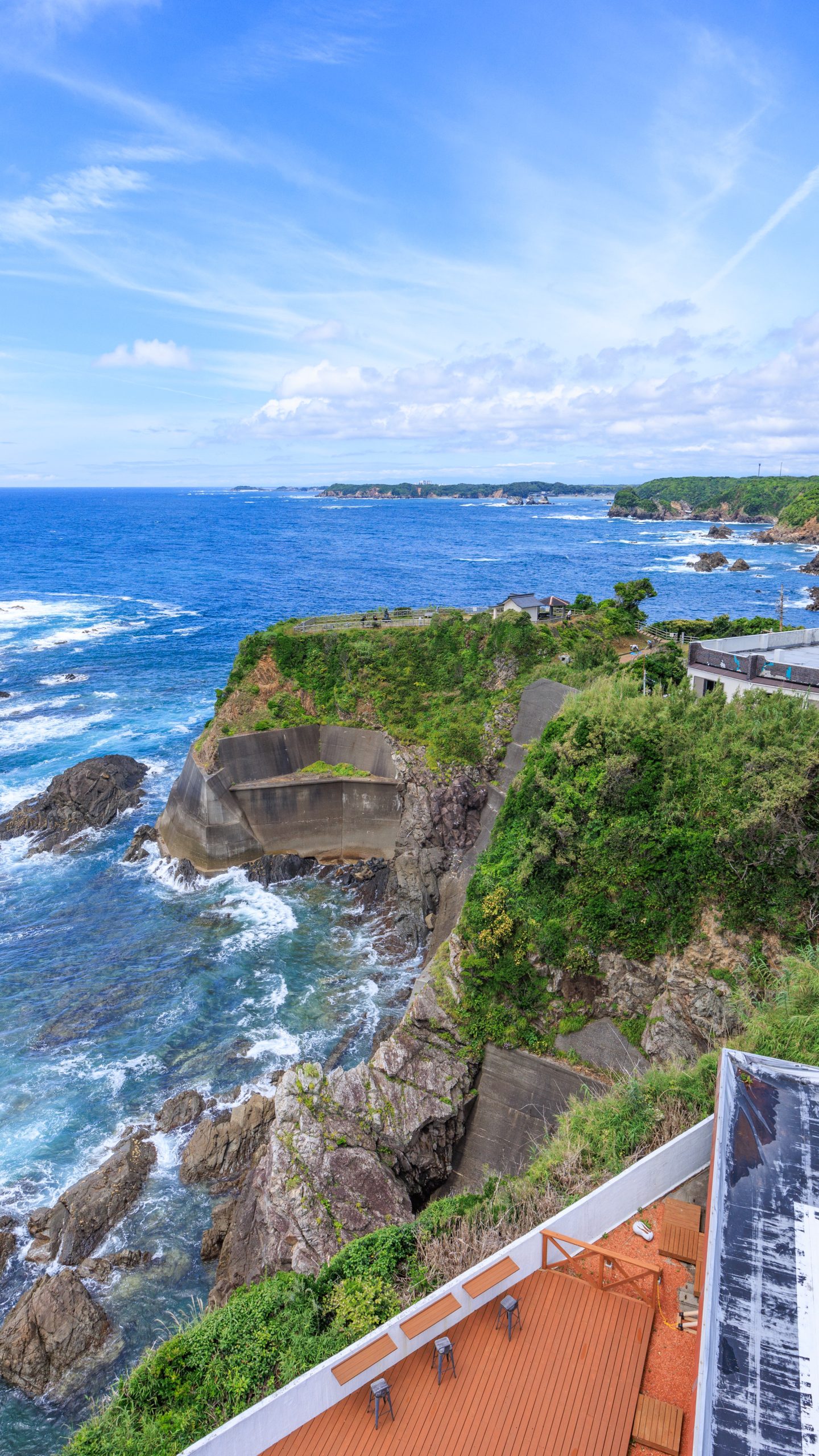 灯台から眺める初夏の大王町(三重県志摩市・大王埼灯台)