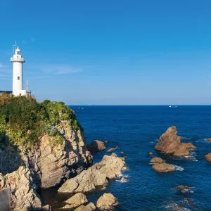 無料壁紙 白亜の灯台と波切の海。PCとデスクトップ壁紙に最適な4K高画質の無料壁紙。三重県志摩市の大王埼灯台で撮影したフリー写真素材