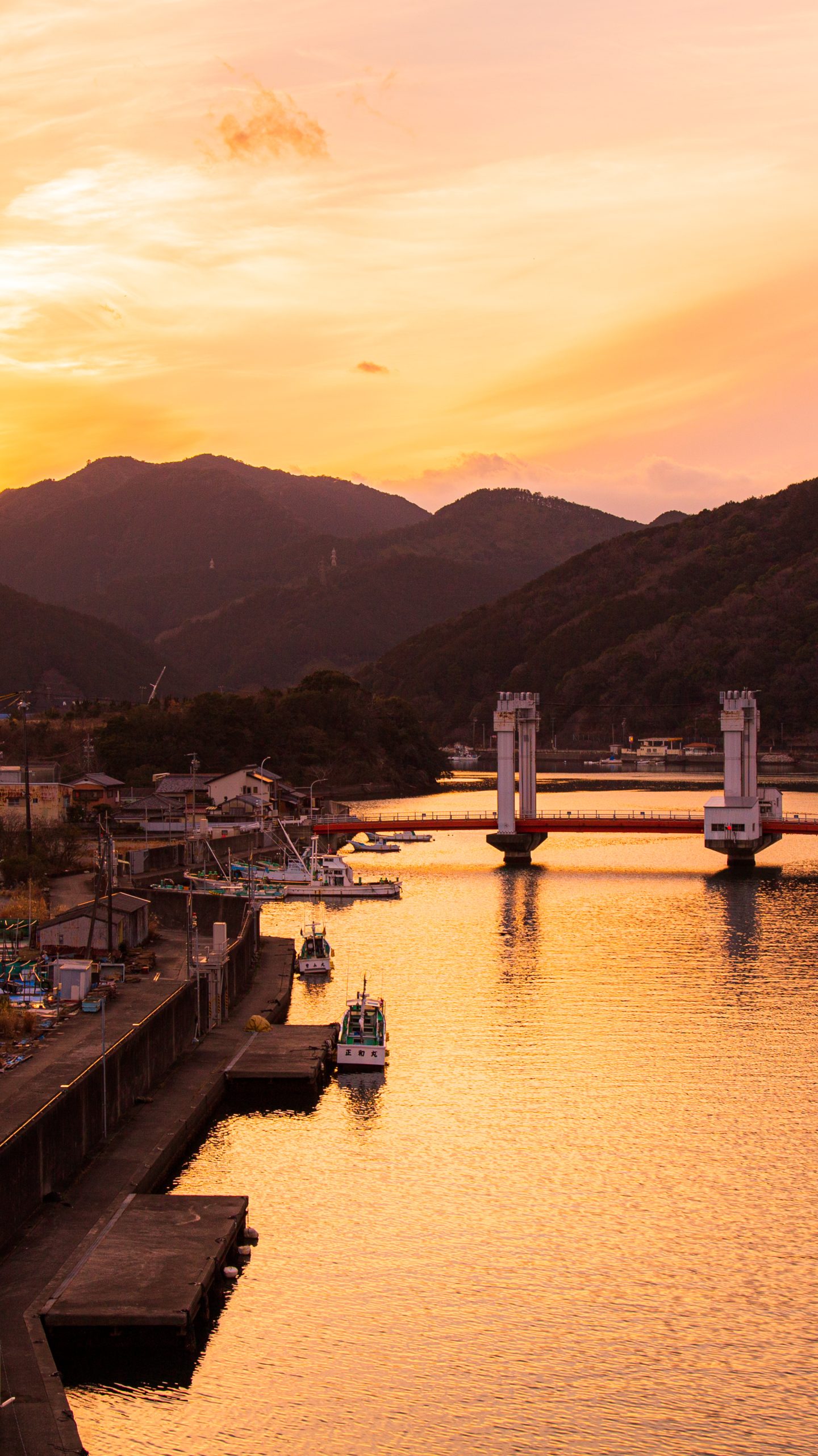 無料壁紙 Always 紀伊長島の夕陽。PCとデスクトップ壁紙に最適な4K高画質の無料壁紙。三重県紀北町の江ノ浦大橋で撮影したフリー写真素材
