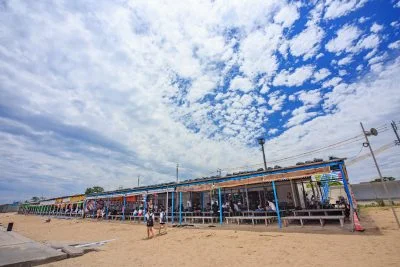 無料壁紙 賑わう海の家。PCとデスクトップ壁紙に最適な4K高画質の無料壁紙。三重県津市の御殿場海岸で撮影したフリー写真素材