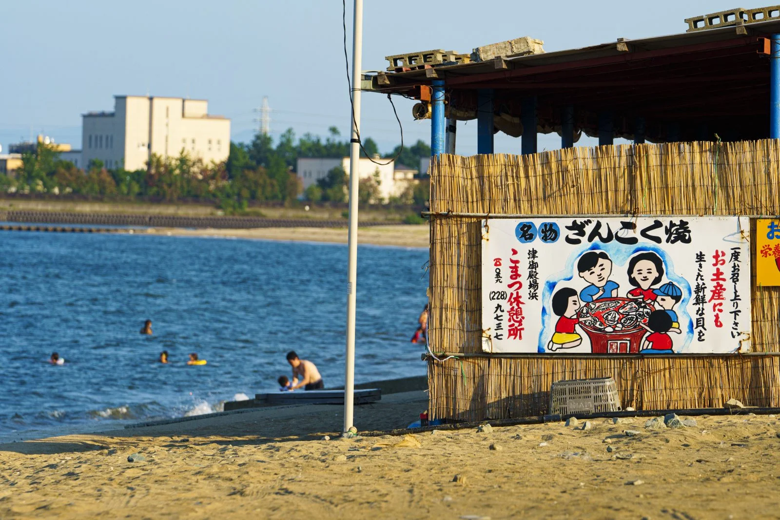 無料壁紙 懐かしい雰囲気の海の家。PCとデスクトップ壁紙に最適な4K高画質の無料壁紙。三重県津市の御殿場海岸で撮影したフリー写真素材