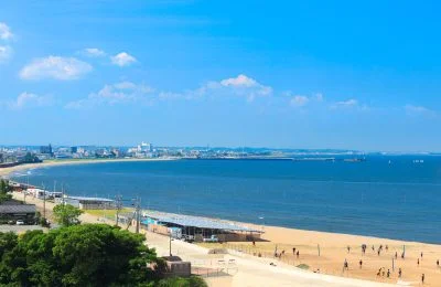 無料壁紙 海岸線と津市の街並み。PCとデスクトップ壁紙に最適な4K高画質の無料壁紙。三重県津市の御殿場海岸で撮影したフリー写真素材