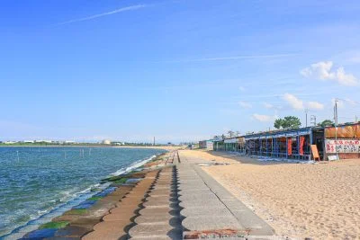 無料壁紙 海の家と海岸。PCとデスクトップ壁紙に最適な4K高画質の無料壁紙。三重県津市の御殿場海岸で撮影したフリー写真素材