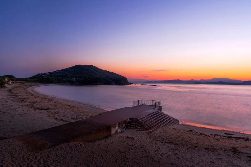 無料壁紙 マジックアワー。PCとデスクトップ壁紙に最適な4K高画質の無料壁紙。三重県志摩市の御座白浜海水浴場で撮影したフリー写真素材