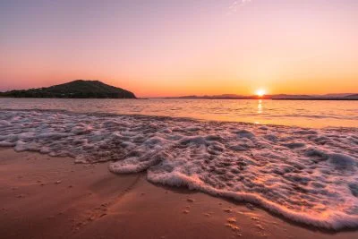 無料壁紙 波音に癒やされて...。PCとデスクトップ壁紙に最適な4K高画質の無料壁紙。三重県志摩市の御座白浜海水浴場で撮影したフリー写真素材