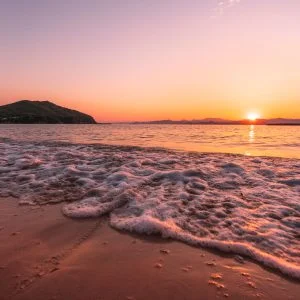 無料壁紙 波音に癒やされて...。PCとデスクトップ壁紙に最適な4K高画質の無料壁紙。三重県志摩市の御座白浜海水浴場で撮影したフリー写真素材