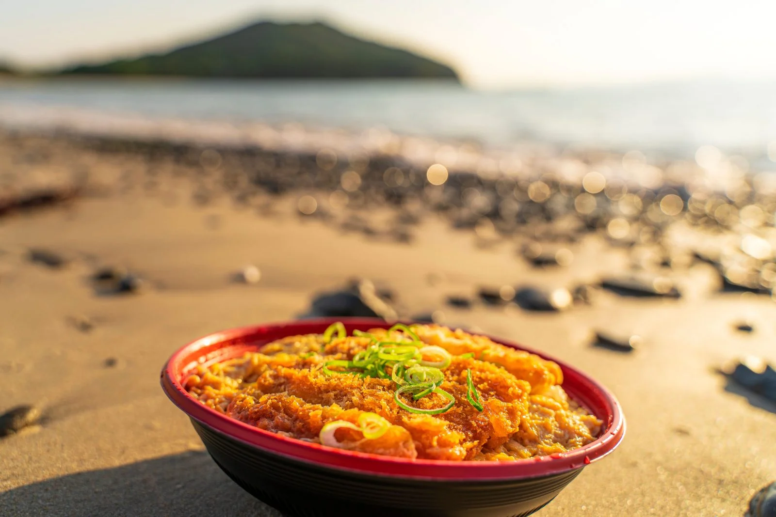 無料壁紙 ぎゅーとらのカツ丼で優勝。PCとデスクトップ壁紙に最適な4K高画質の無料壁紙。三重県志摩市の御座白浜海水浴場で撮影したフリー写真素材