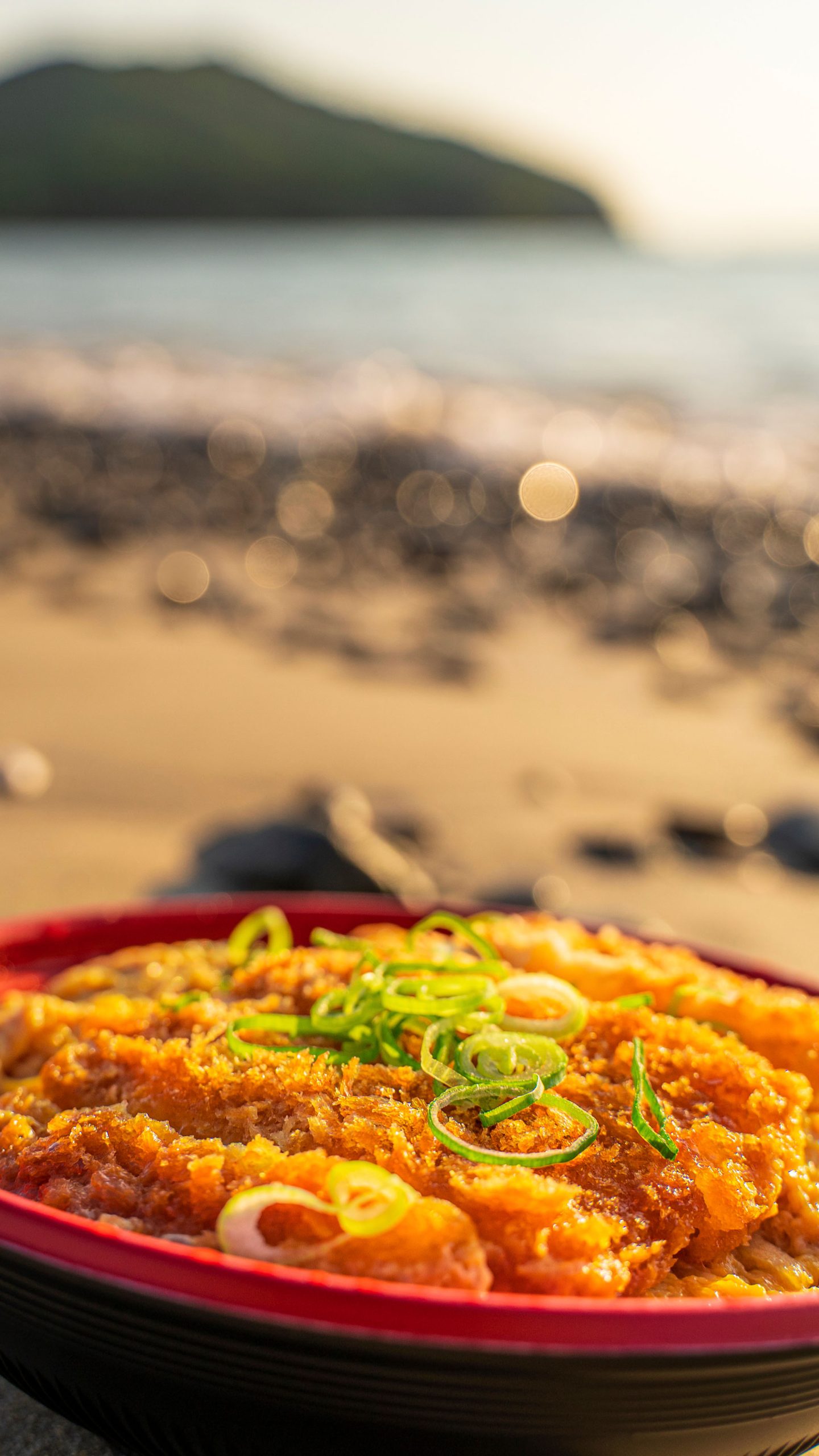 無料壁紙 ぎゅーとらのカツ丼で優勝。PCとデスクトップ壁紙に最適な4K高画質の無料壁紙。三重県志摩市の御座白浜海水浴場で撮影したフリー写真素材