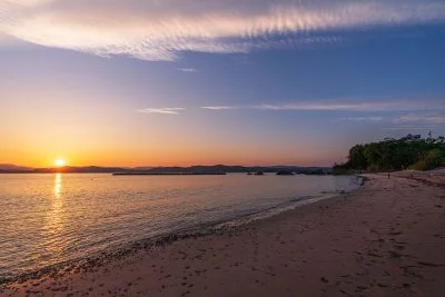 無料壁紙 夕焼けグラデーション。PCとデスクトップ壁紙に最適な4K高画質の無料壁紙。三重県志摩市の御座白浜海水浴場で撮影したフリー写真素材