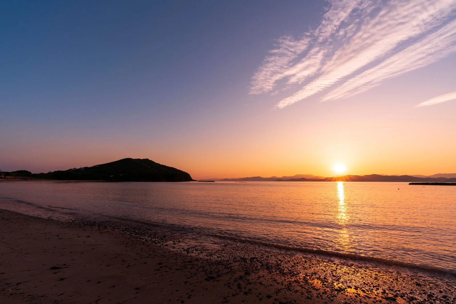 無料壁紙 夕焼けの始まり。PCとデスクトップ壁紙に最適な4K高画質の無料壁紙。三重県志摩市の御座白浜海水浴場で撮影したフリー写真素材