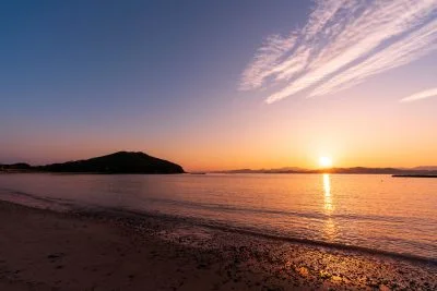 無料壁紙 夕焼けの始まり。PCとデスクトップ壁紙に最適な4K高画質の無料壁紙。三重県志摩市の御座白浜海水浴場で撮影したフリー写真素材