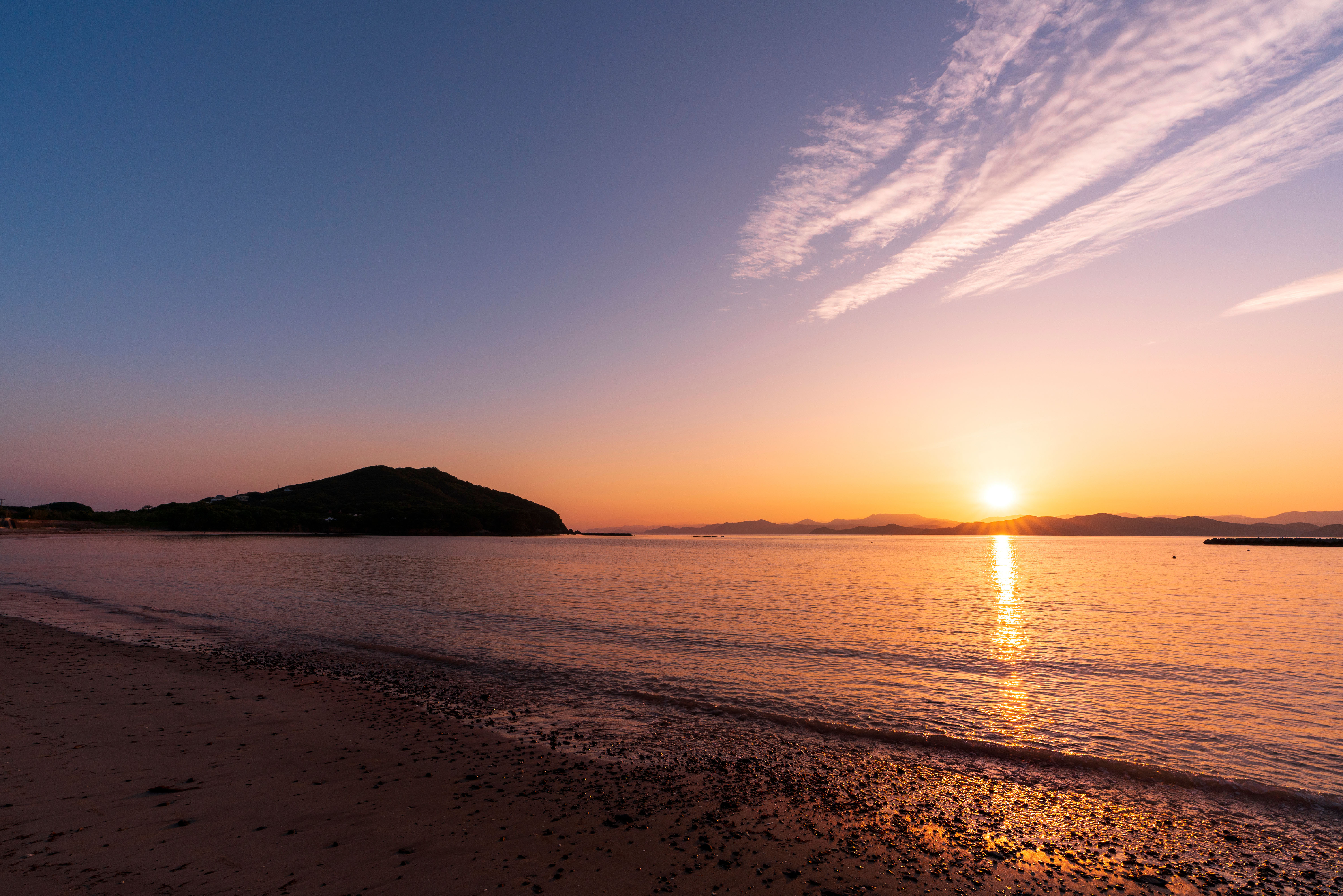無料壁紙 夕焼けの始まり。PCとデスクトップ壁紙に最適な4K高画質の無料壁紙。三重県志摩市の御座白浜海水浴場で撮影したフリー写真素材