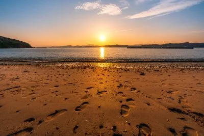 無料壁紙 夏草や兵どもが夢の跡。PCとデスクトップ壁紙に最適な4K高画質の無料壁紙。三重県志摩市の御座白浜海水浴場で撮影したフリー写真素材