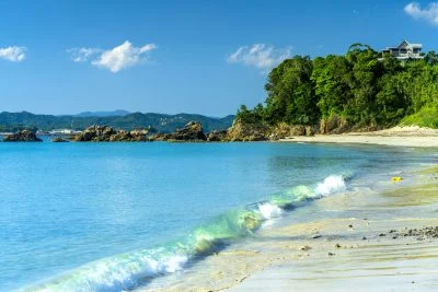 無料壁紙 初夏の御座。PCとデスクトップ壁紙に最適な4K高画質の無料壁紙。三重県志摩市の御座白浜海水浴場で撮影したフリー写真素材