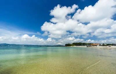 無料壁紙 夏雲を眺めながら・・・。PCとデスクトップ壁紙に最適な4K高画質の無料壁紙。三重県志摩市の御座白浜海水浴場で撮影したフリー写真素材