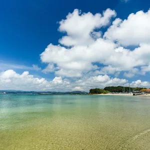 無料壁紙 夏雲を眺めながら・・・。PCとデスクトップ壁紙に最適な4K高画質の無料壁紙。三重県志摩市の御座白浜海水浴場で撮影したフリー写真素材