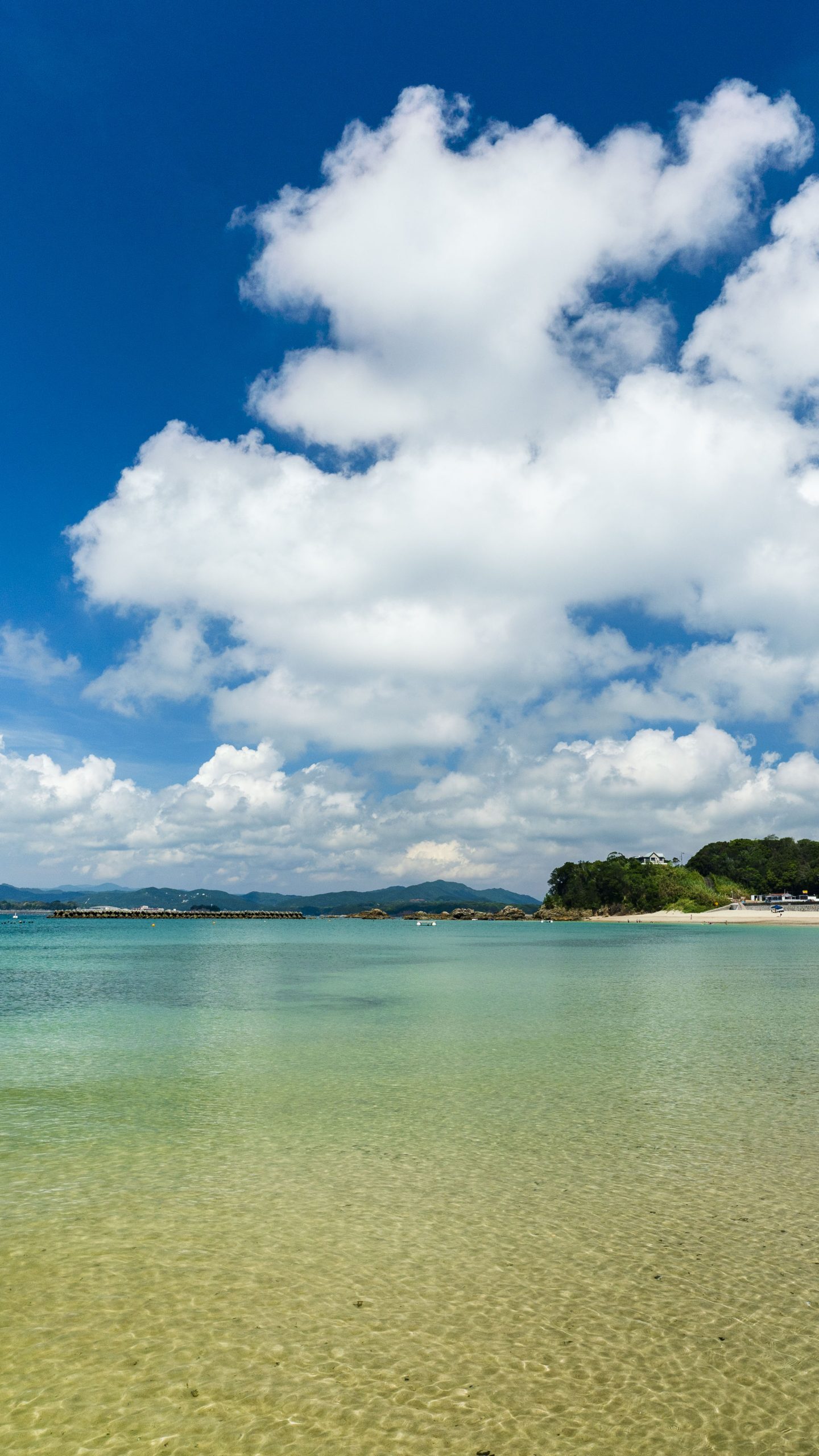 夏雲を眺めながら・・・(三重県志摩市・御座白浜海水浴場)