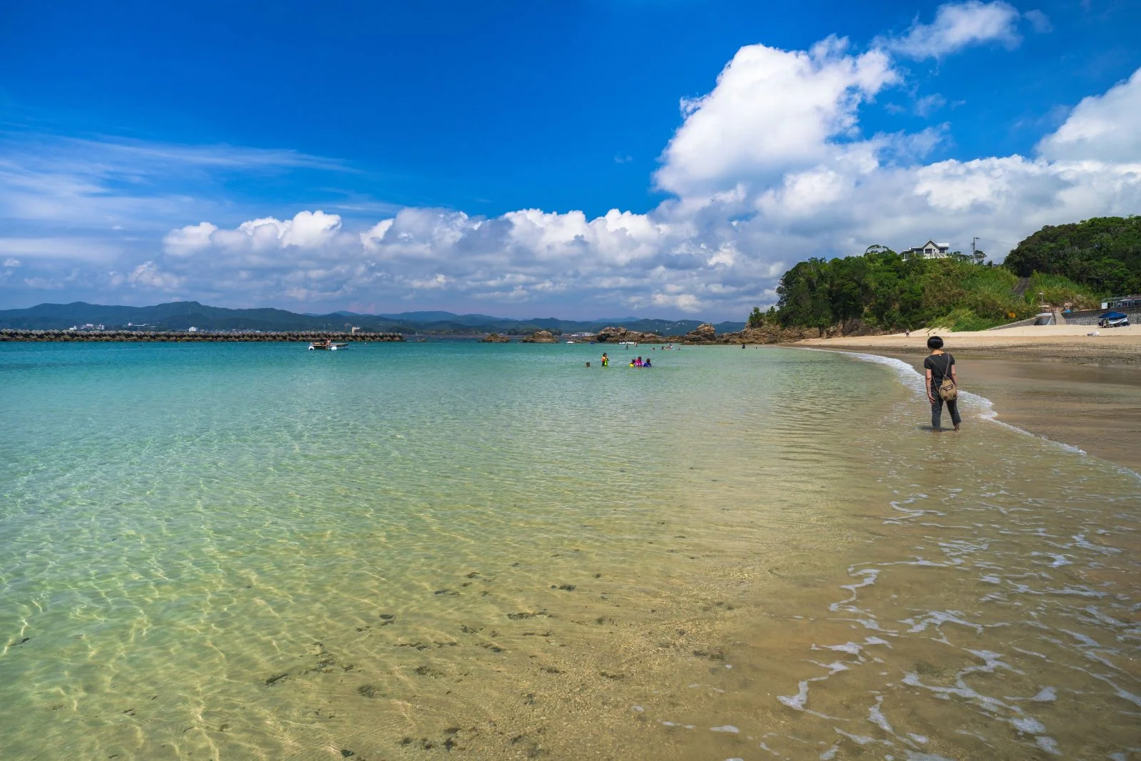 無料壁紙 海水浴場を楽しむ。PCとデスクトップ壁紙に最適な4K高画質の無料壁紙。三重県志摩市の御座白浜海水浴場で撮影したフリー写真素材