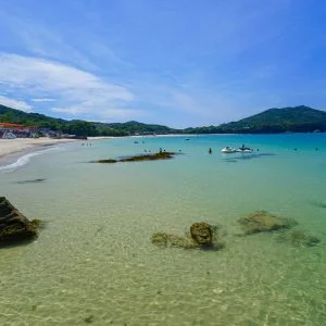 無料壁紙 まるで南国のような海。PCとデスクトップ壁紙に最適な4K高画質の無料壁紙。三重県志摩市の御座白浜海水浴場で撮影したフリー写真素材