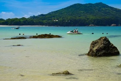 無料壁紙 透明度抜群の御座。PCとデスクトップ壁紙に最適な4K高画質の無料壁紙。三重県志摩市の御座白浜海水浴場で撮影したフリー写真素材