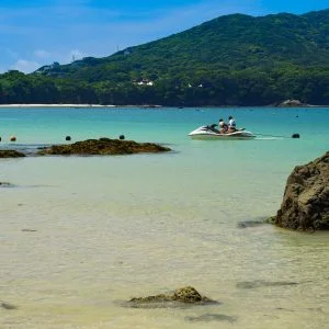 無料壁紙 透明度抜群の御座。PCとデスクトップ壁紙に最適な4K高画質の無料壁紙。三重県志摩市の御座白浜海水浴場で撮影したフリー写真素材