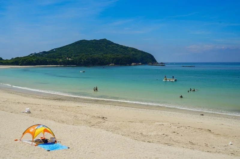 無料壁紙 白浜ビーチ。PCとデスクトップ壁紙に最適な4K高画質の無料壁紙。三重県志摩市の御座白浜海水浴場で撮影したフリー写真素材