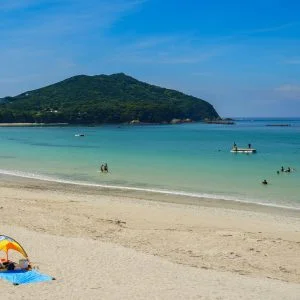 無料壁紙 白浜ビーチ。PCとデスクトップ壁紙に最適な4K高画質の無料壁紙。三重県志摩市の御座白浜海水浴場で撮影したフリー写真素材