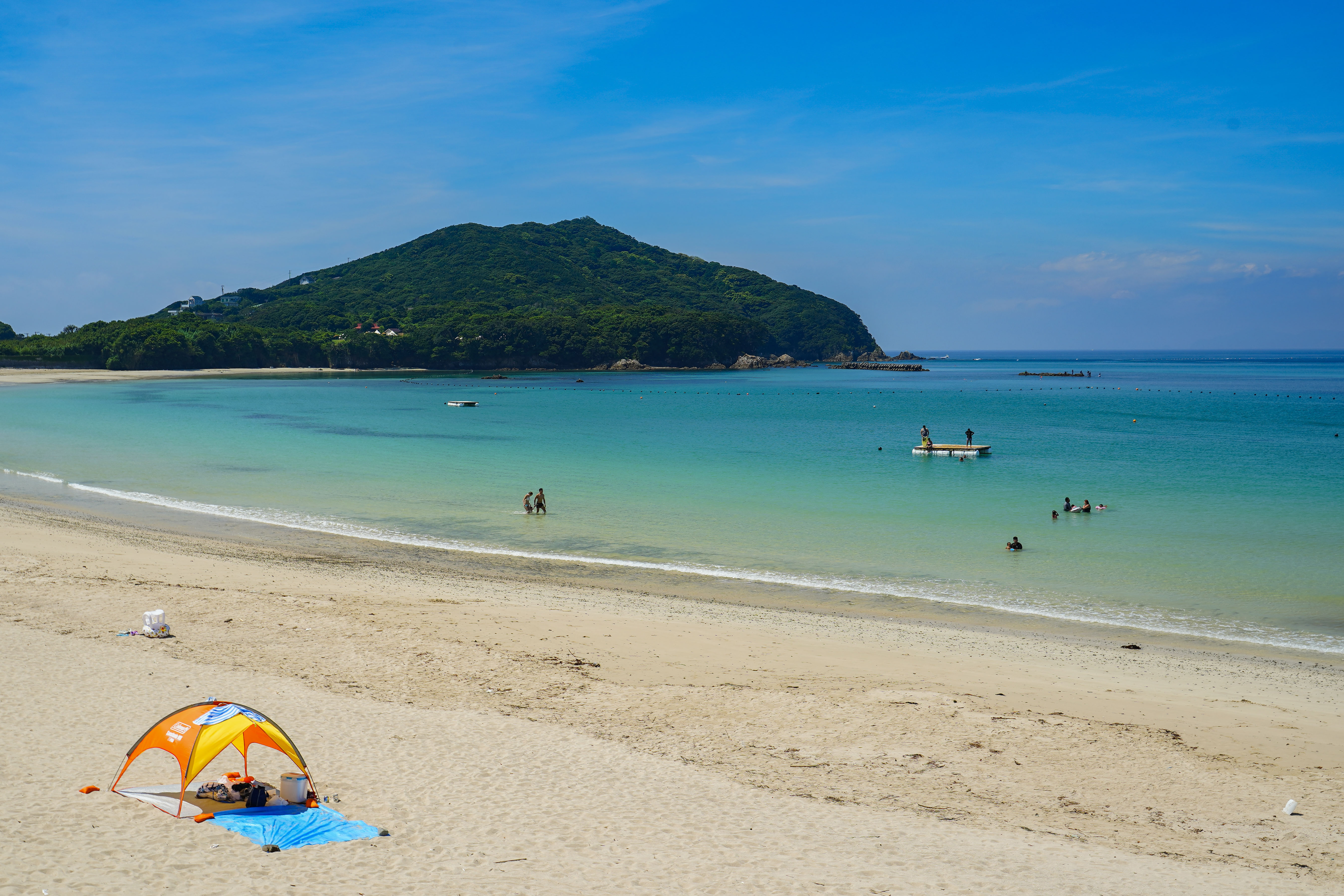 無料壁紙 白浜ビーチ。PCとデスクトップ壁紙に最適な4K高画質の無料壁紙。三重県志摩市の御座白浜海水浴場で撮影したフリー写真素材