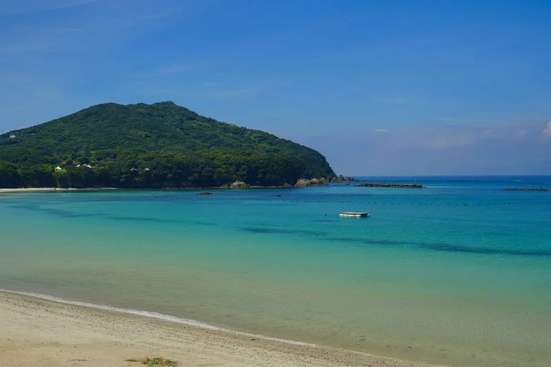 無料壁紙 白浜の海と空。PCとデスクトップ壁紙に最適な4K高画質の無料壁紙。三重県志摩市の御座白浜海水浴場で撮影したフリー写真素材