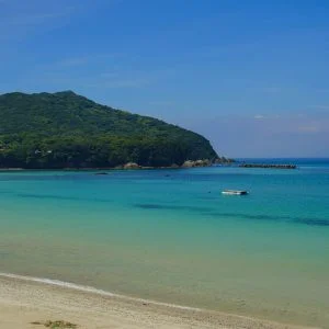 無料壁紙 白浜の海と空。PCとデスクトップ壁紙に最適な4K高画質の無料壁紙。三重県志摩市の御座白浜海水浴場で撮影したフリー写真素材