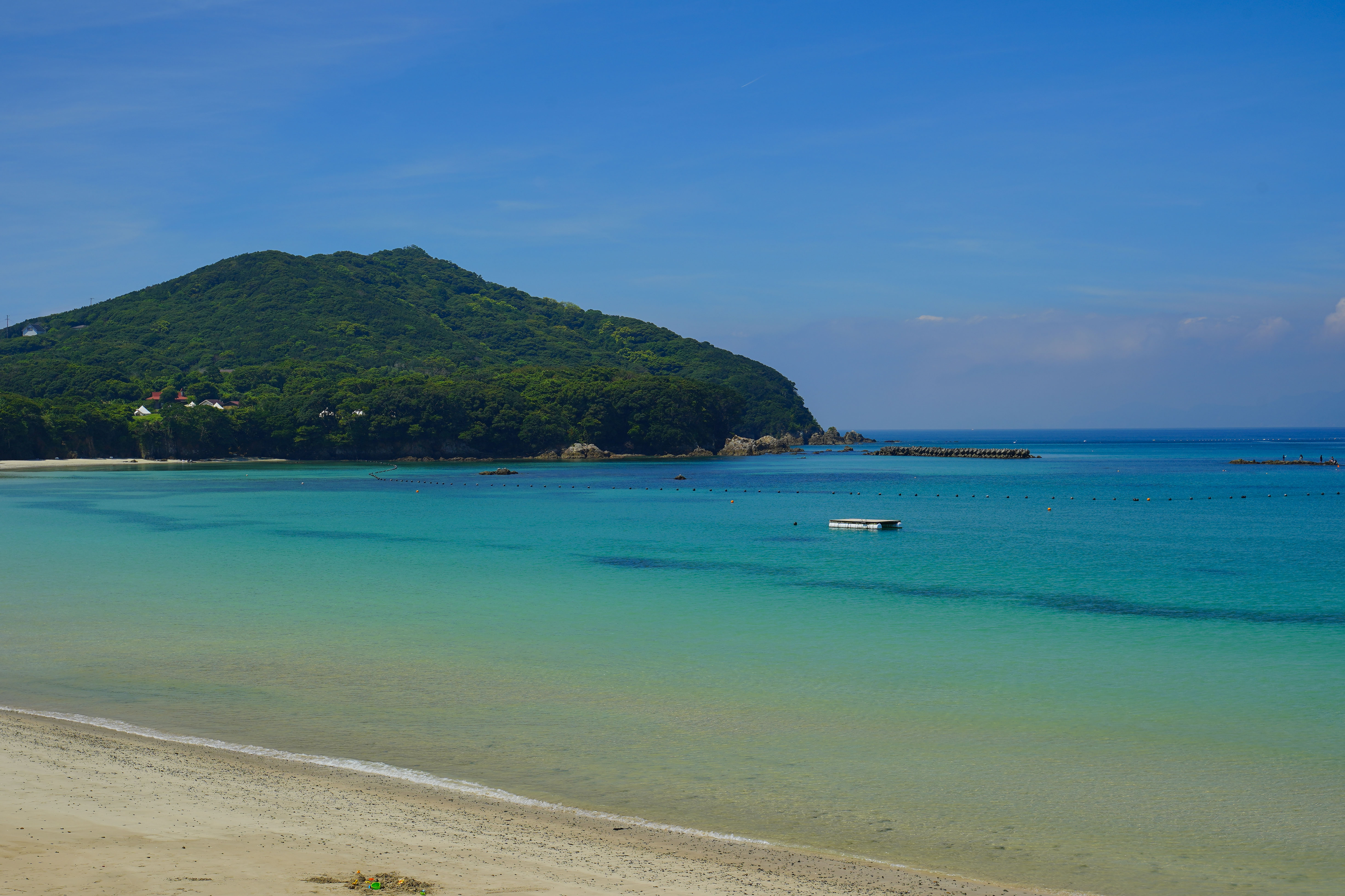 無料壁紙 白浜の海と空。PCとデスクトップ壁紙に最適な4K高画質の無料壁紙。三重県志摩市の御座白浜海水浴場で撮影したフリー写真素材