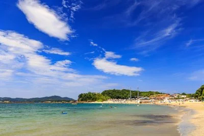 無料壁紙 御座のマリンブルー。PCとデスクトップ壁紙に最適な4K高画質の無料壁紙。三重県志摩市の御座白浜海水浴場で撮影したフリー写真素材