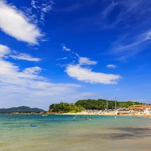 無料壁紙 御座のマリンブルー。PCとデスクトップ壁紙に最適な4K高画質の無料壁紙。三重県志摩市の御座白浜海水浴場で撮影したフリー写真素材