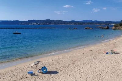 無料壁紙 満潮の御座。PCとデスクトップ壁紙に最適な4K高画質の無料壁紙。三重県志摩市の御座白浜海水浴場で撮影したフリー写真素材