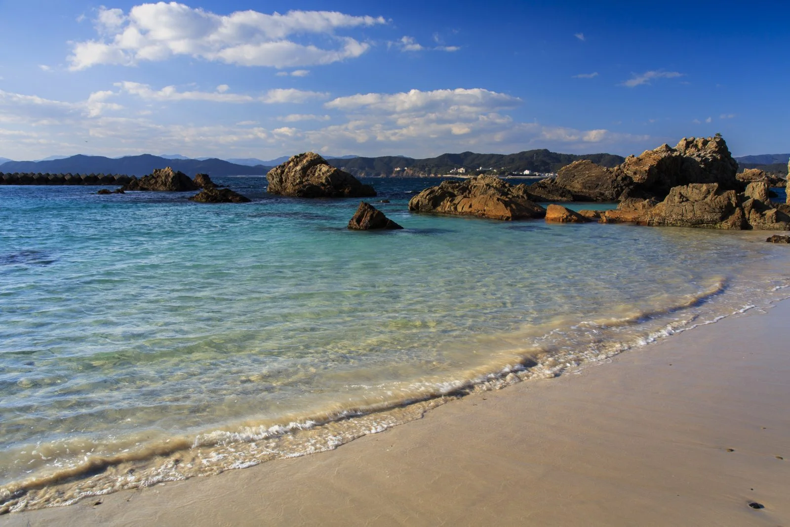 無料壁紙 冬の静かな海。PCとデスクトップ壁紙に最適な4K高画質の無料壁紙。三重県志摩市の御座白浜海水浴場で撮影したフリー写真素材